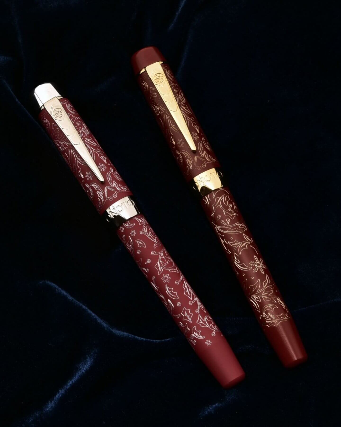 OnotoLab202411: Scholar Ceramic Christmas Carol – Berry Red